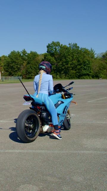 Катя Алмаз мото девушка на Дукати Ламборгини