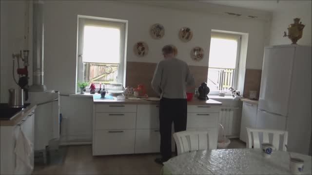 Дела на Лесной не заканчиваются. Славины блины. Карниз в беседку, примулы и другое...