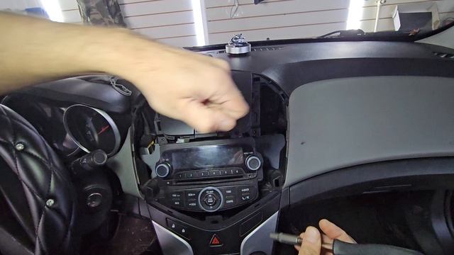 Как снять штатную магнитолу Шевроле Круз 2012 2013 2014 2015 2016 Правильно