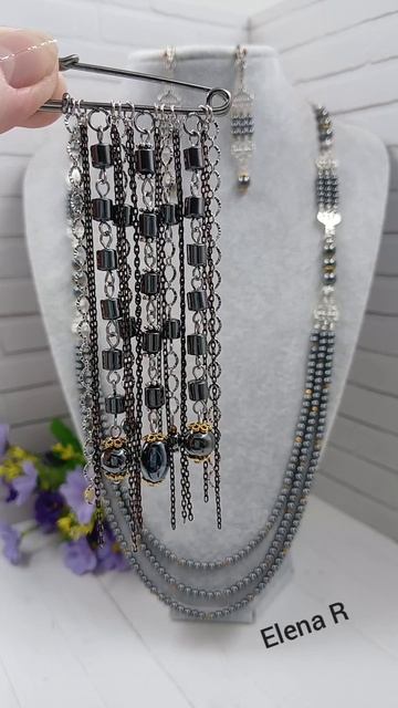 Брошь из остатков бусин в подарок для Натальи.