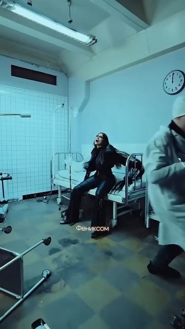 Шортцы  у нее огонь, кто этим занимается респект!