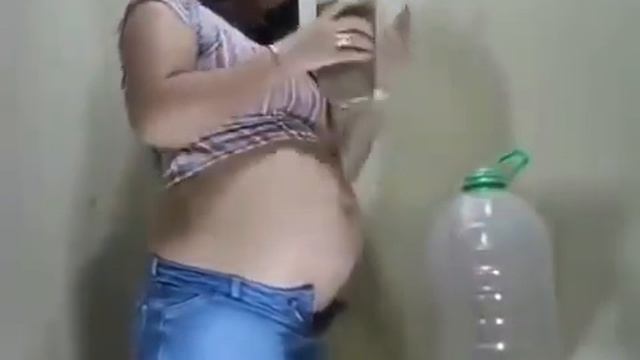 Айлин наполняет живот