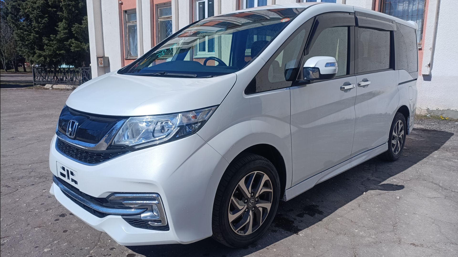 Краткий обзор Honda Stepwgn / 1.5 литра - турбо, 150 л.с., 7 мест.