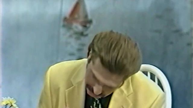 Ведущий рассказывает анекдот про фамилии