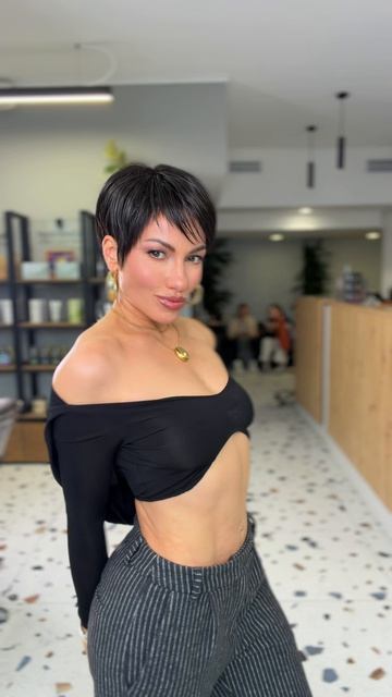 Примерка короткого парика