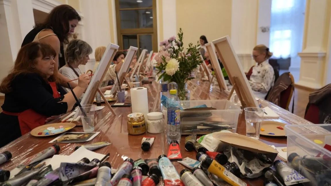 В Театре Российской Армии прошла встреча «Клуба своих» в формате арт-терапии