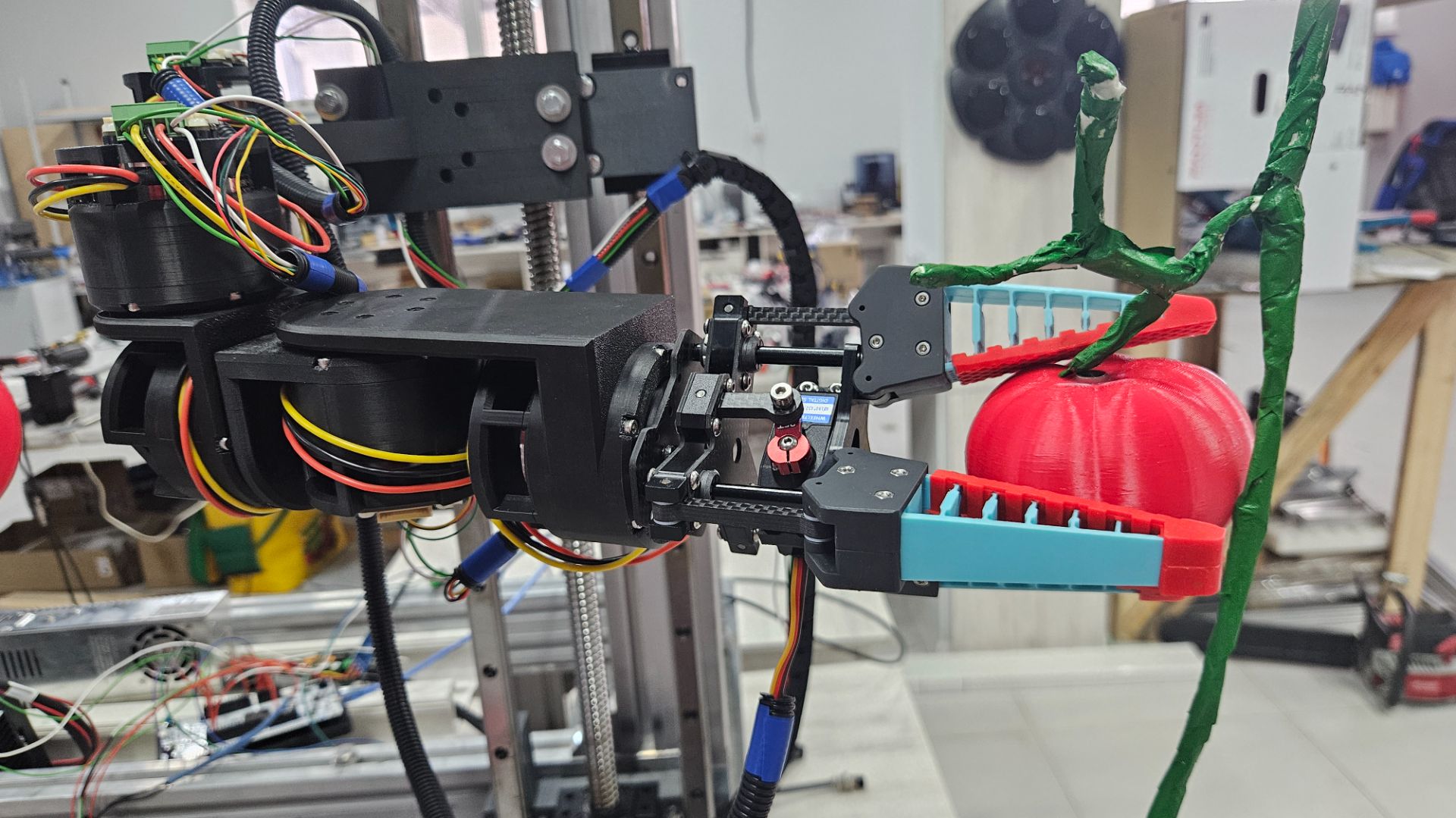 Тест подвижности манипулятора робота для сбора томатов в тепличных комплексах