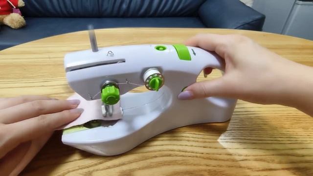 Бытовая портативная швейная машина UFR-207 (белый+зеленый)