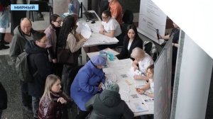 Мирнинцы попробовали себя в роли шахтёров и сварщиков на «Ярмарке трудоустройства»