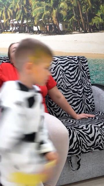 6 Мумия из туалетной бумаги гоняется за ребенком по всему дому