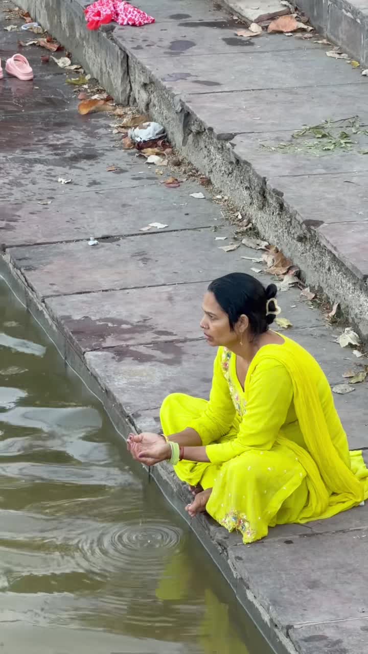 Женщина омывается водами священного резервуара