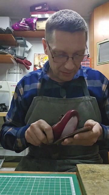 Давайте покажу, как приклеить подошву