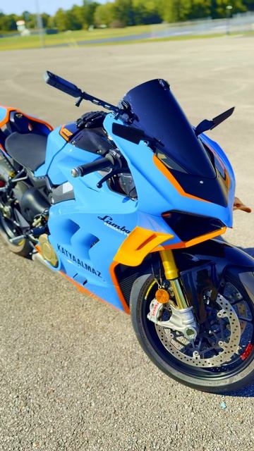 Катя Алмаз мото девушка на Дукати Ламборгини