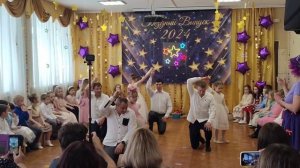 Танец пап с дочками на выпускном в детском саду. "Доченька", Олег Газманов.