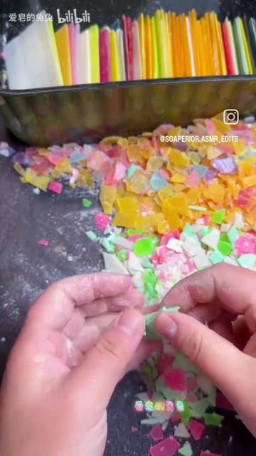 Автор ломает мыльные пластиночки