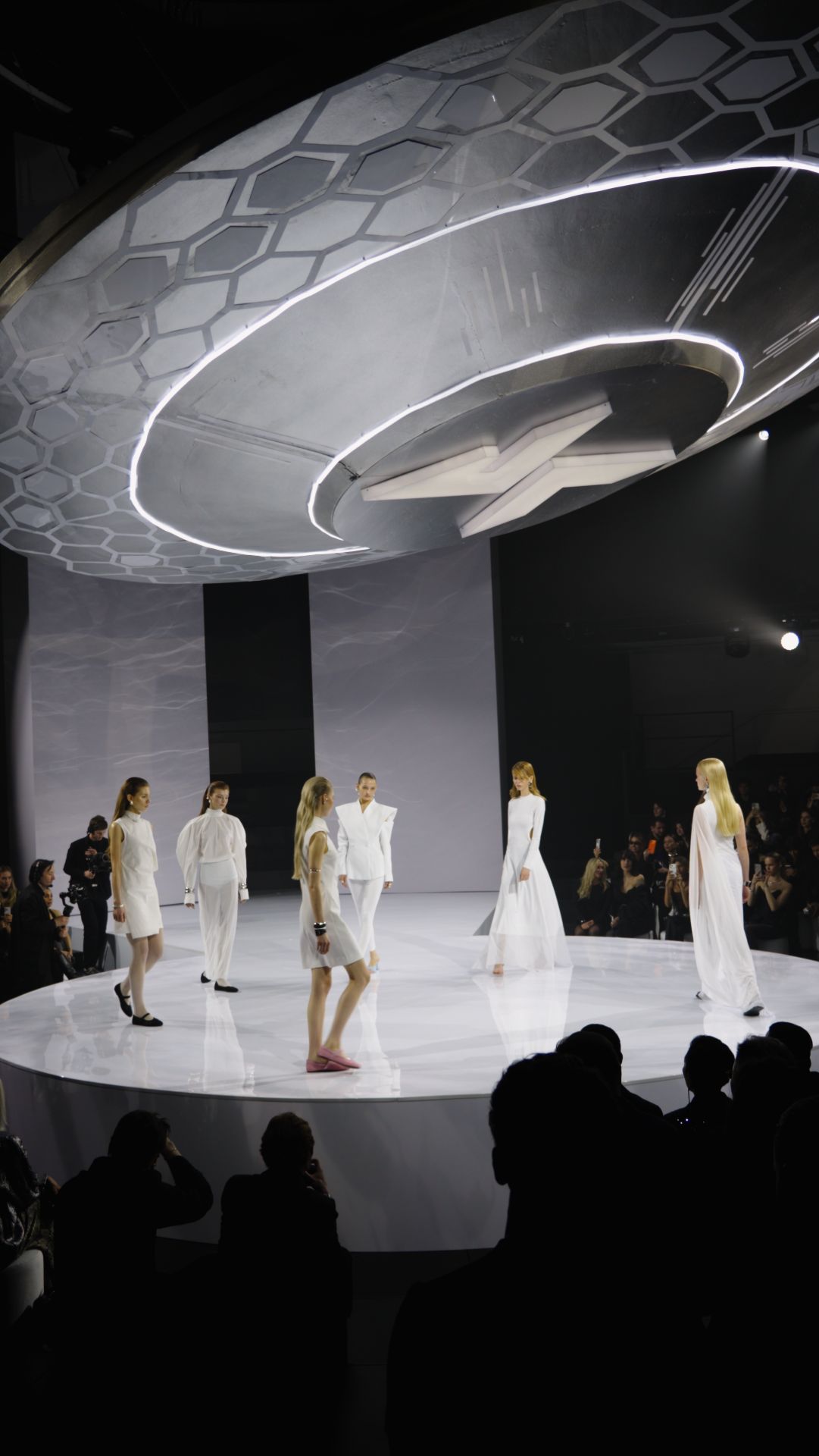 Показ как космическая миссия