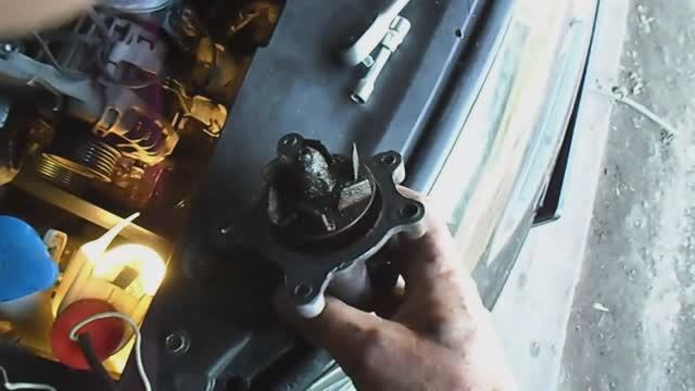 как снять помпу (насос системы охлаждения) на хендай солярис.