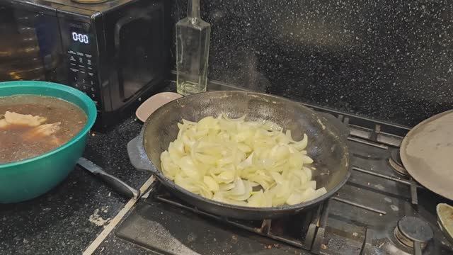 Тушеная курица в САДЖЕ с Лапшой БЫСТРОГО ПРИГОТОВЛЕНИЯ..