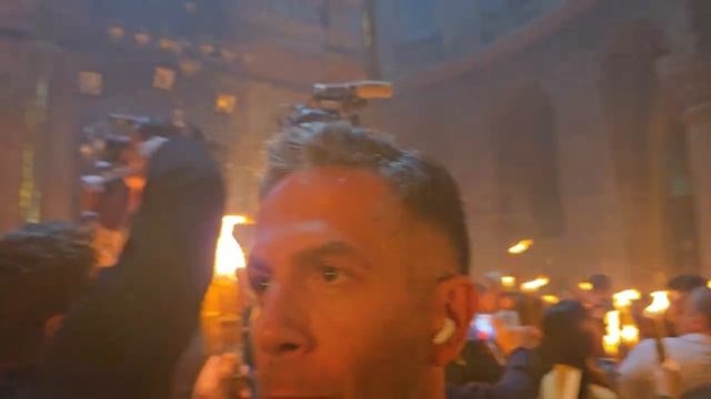 Первые мгновения счастья и ликования - в Иерусалиме Сошел Благодатный Огонь