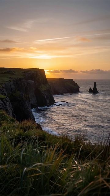 Закат на обрыве: волшебство природы #природа #закат #пейзажи