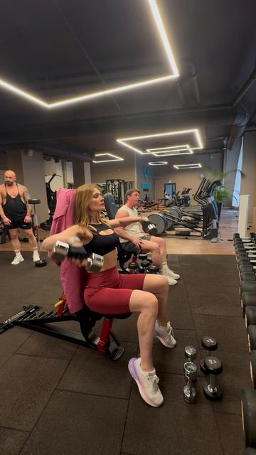 Махи руками в стороны сидя