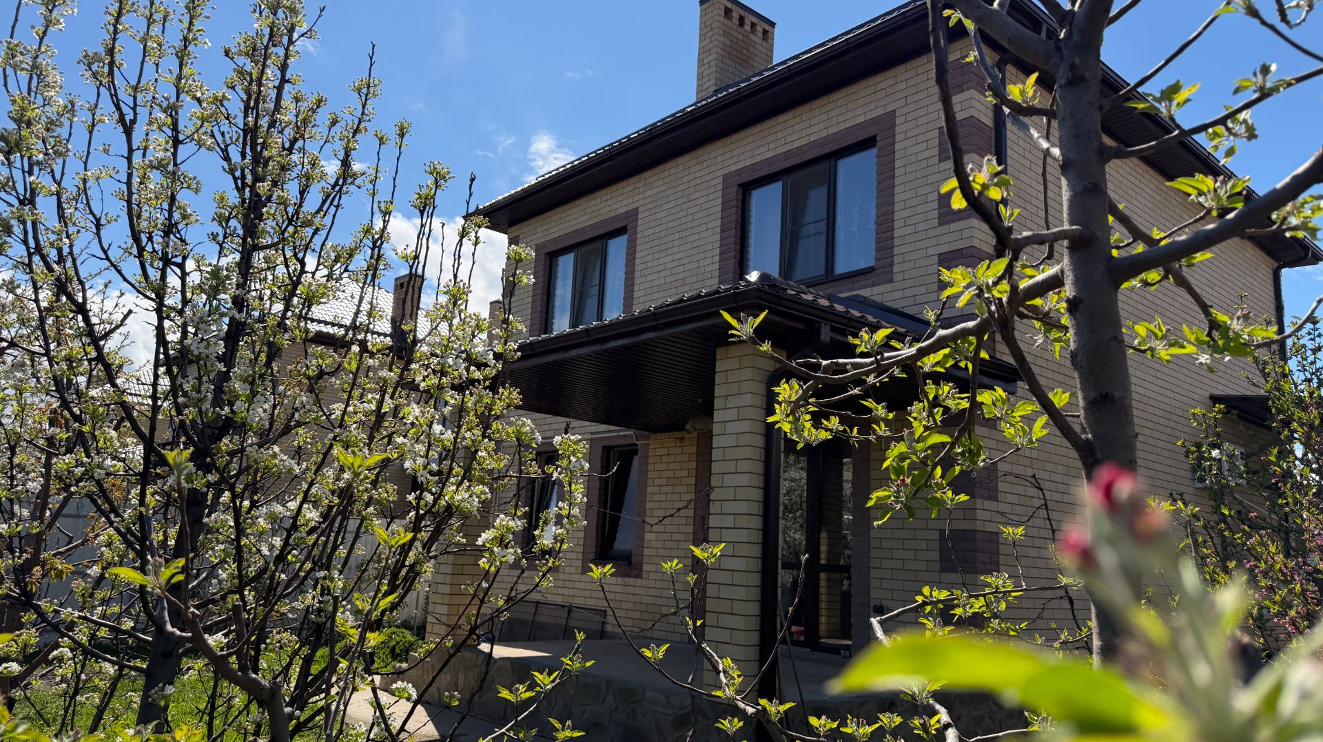 Современный дом на безопасной ухоженной территории в городе Краснодаре!