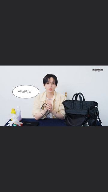 Ли Ноу такой смешной, он показывал, как он использует свою зарядку, а потом он сказал