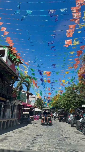 Улицы города Sayulita наполнены яркими красками, атмосферой и настоящим прибрежным колоритом