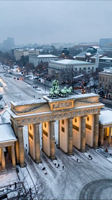 Зимнее очарование Бранденбургских ворот #Берлин #зима #архитектура