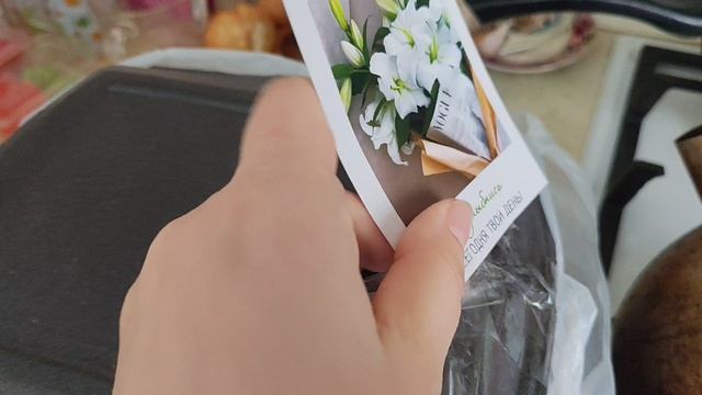 васаби и соевый соус на деревенском столе