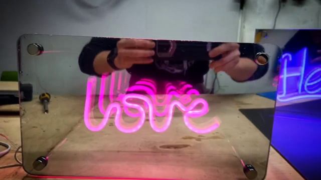 Эффект бесконечности с надписью из гибкого лэд неона.