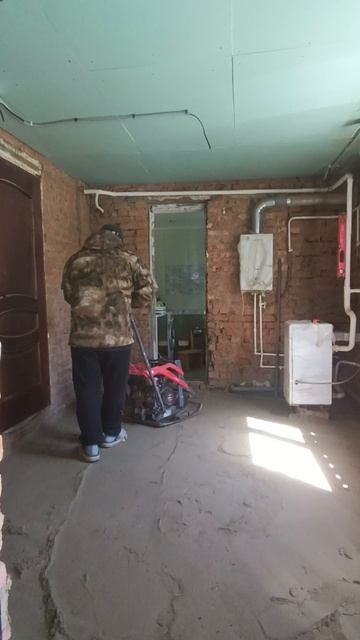 Трамбовка виброплитой: без этого этапа стяжка даст трещины 🔨