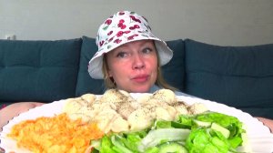 Мукбанг от Яновны в панаме! Опять пельмени бульмени с сыром, морковь с чесноком, салат.