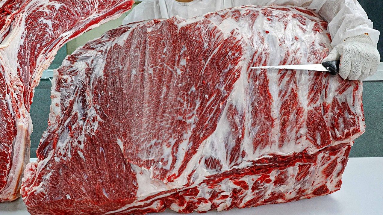 Невероятное мастерство разделки говядины! Удивительный мастер корейского барбекю