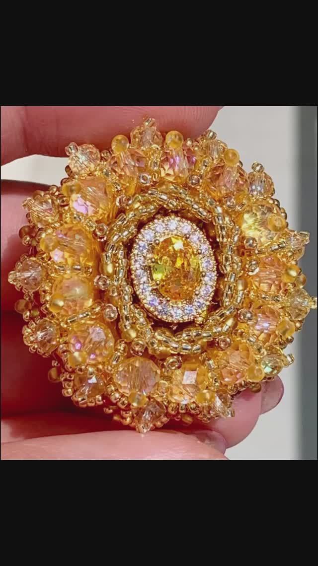 Брошь из бисера и бусин