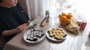 Сегодня выходной отдыхательный, Даша готовит роллы, я готовлю рыбку
