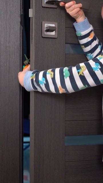 11 Ребенок борется с микробом, проникшим в квартиру