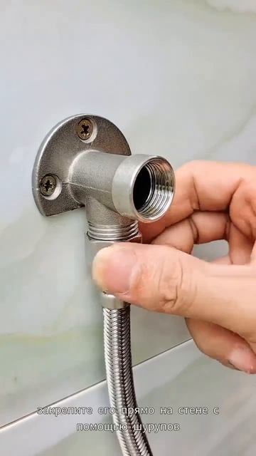 Хромированный металлический фитинг с монтажным основанием и резьбовыми выходами.