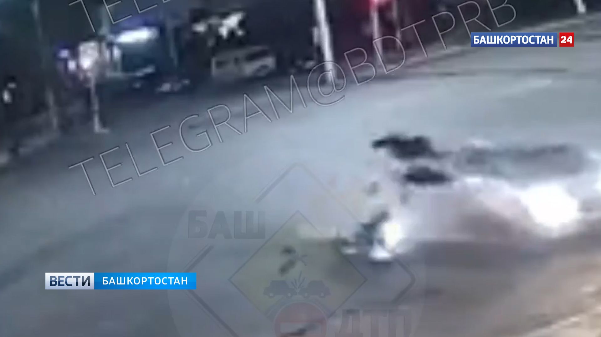 Момент столкновения мотоцикла с легковушкой на проспекте Октября в Уфе попал на видео
