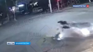 Момент столкновения мотоцикла с легковушкой на проспекте Октября в Уфе попал на видео
