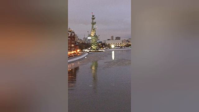 Вот как светится памятник Петру первому в маскве