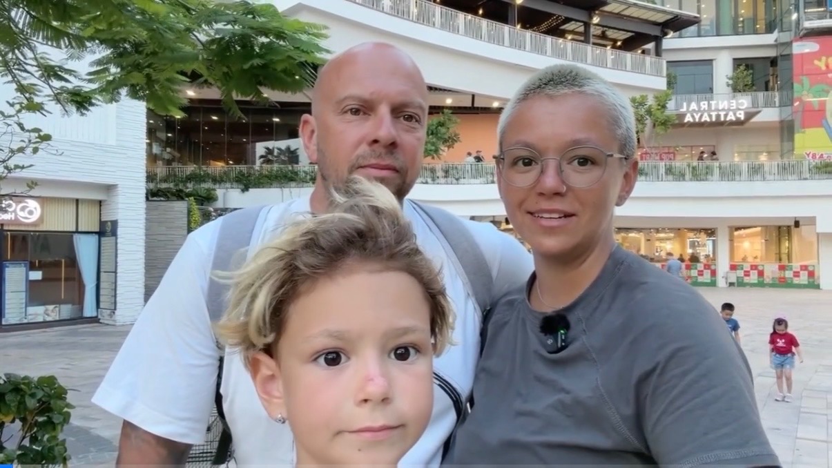 Приехали в Central Pattaya за долгожданным подарком. Распаковка