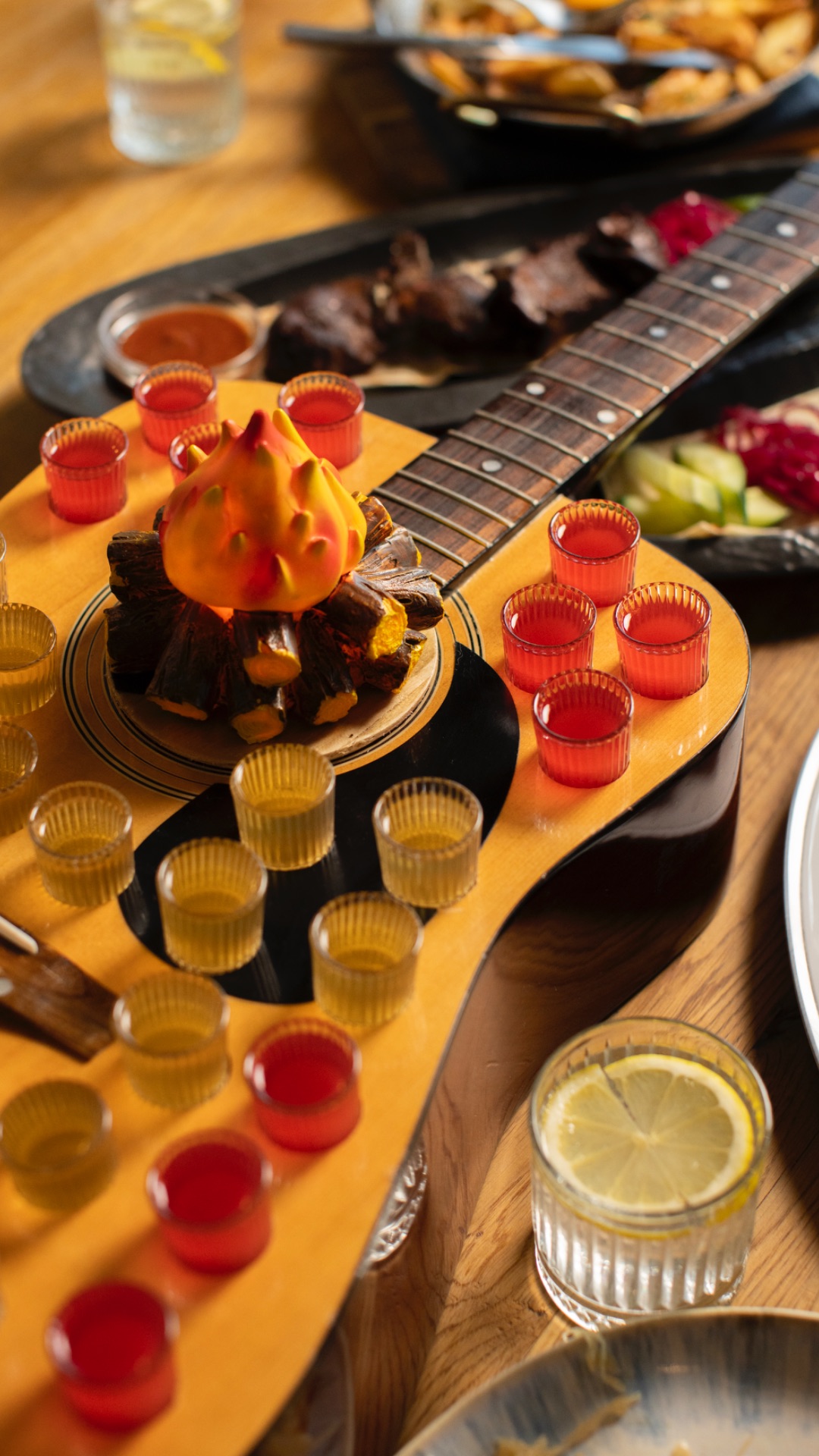 У нас официанты, конечно, держатся… но мы их понимаем!