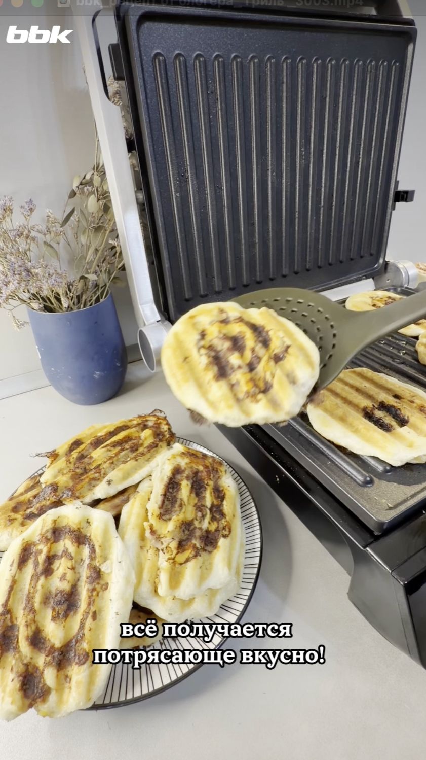 Ароматные лепешки с фаршем на гриле