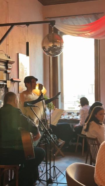 Атмосфера петербургского дня в аутентичном Особняке 19 века.ничего не обычного. Искусство