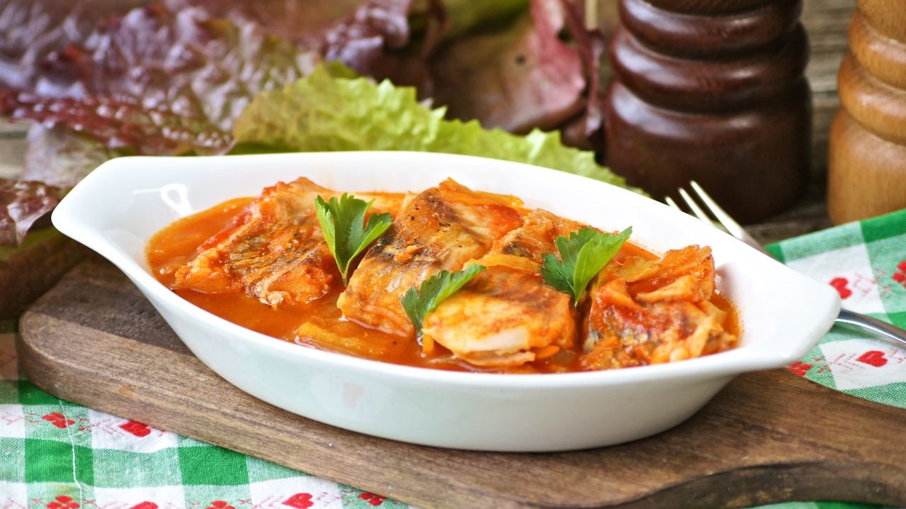 Минтай, тушеный в томатном соусе за 25 минут 🐟 Простой рецепт | Всего 72 ккал