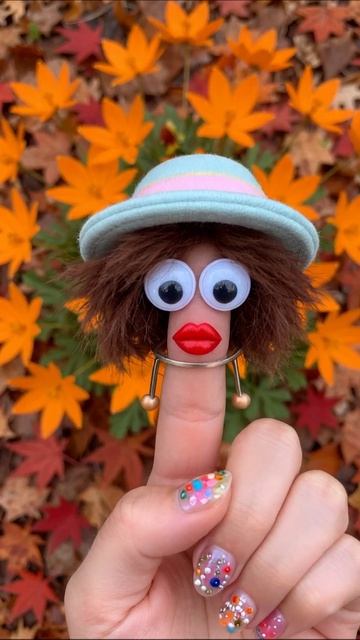 Забавная куколка на пальце креатив рукоделие осень