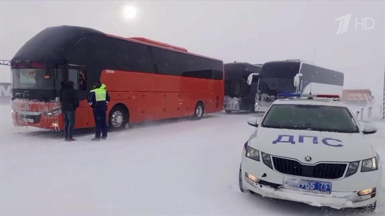 Сотни людей оказались в снежном плену на трассе Чита-Забайкальск