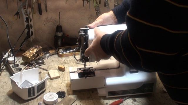 Швейная машина Leader Noir. Очень пластмассовая бюджетная модель....