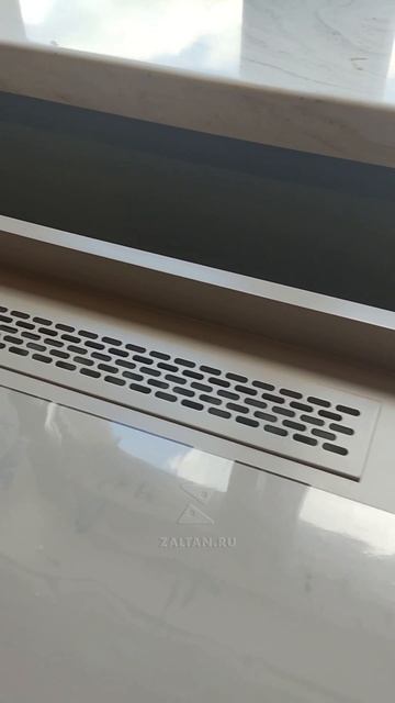 Рабочее место у окна в кабинете